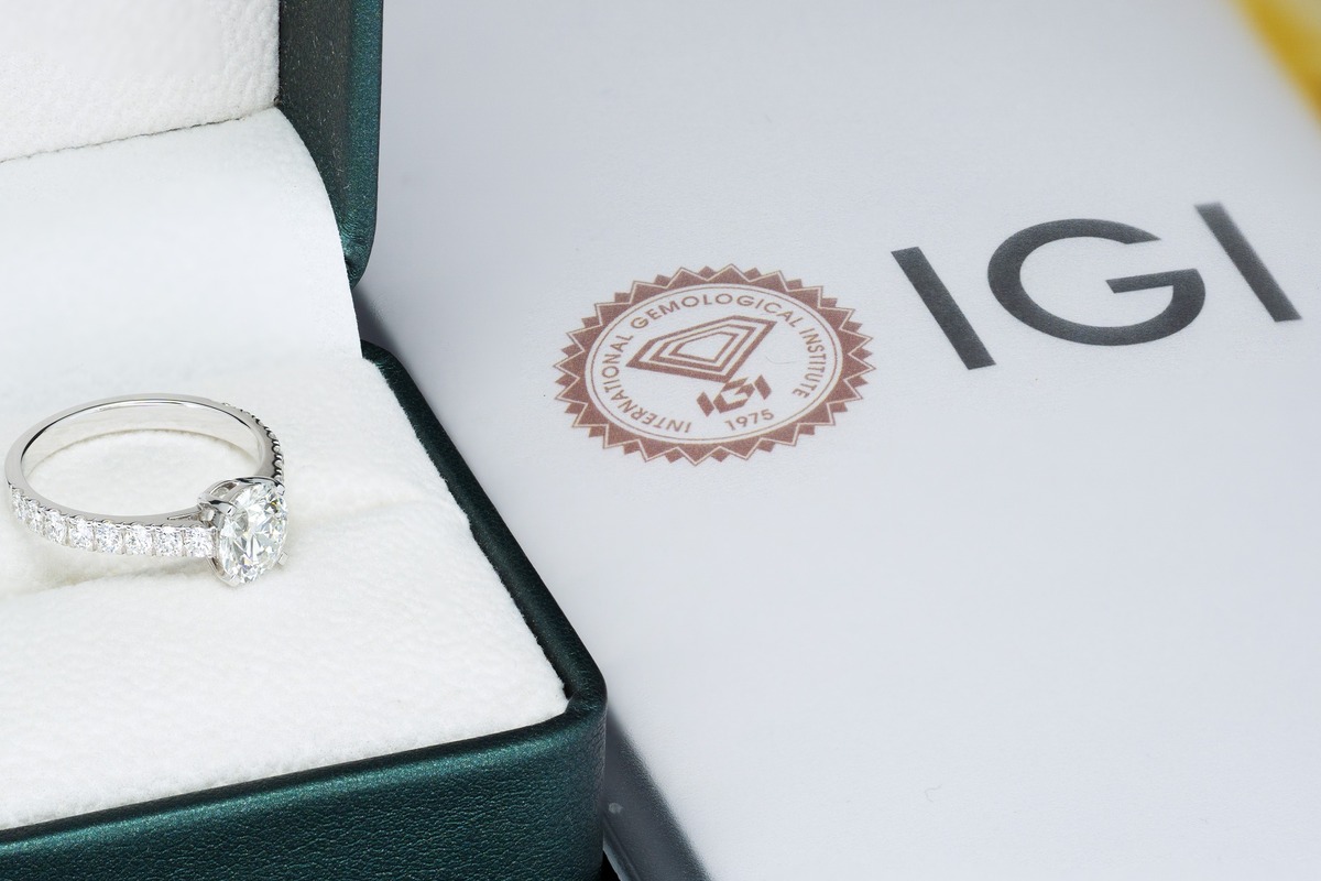 Помолвочное кольцо, изготовленное на заказ в ювелирной студии YOYOU.